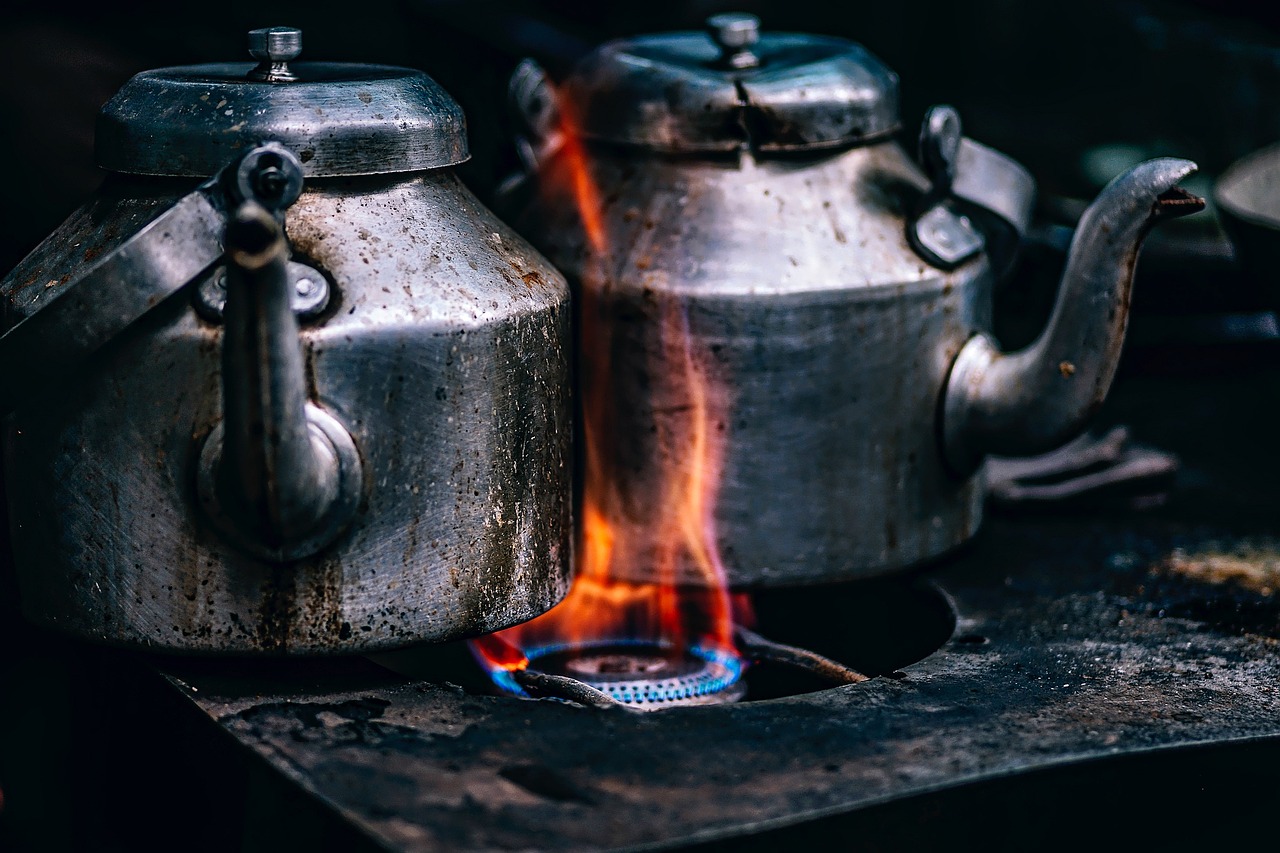 Buitenkeuken met verse kruiden en barbecuegerechten. Buitenkeuken met verse kruiden en barbecuegerechten.