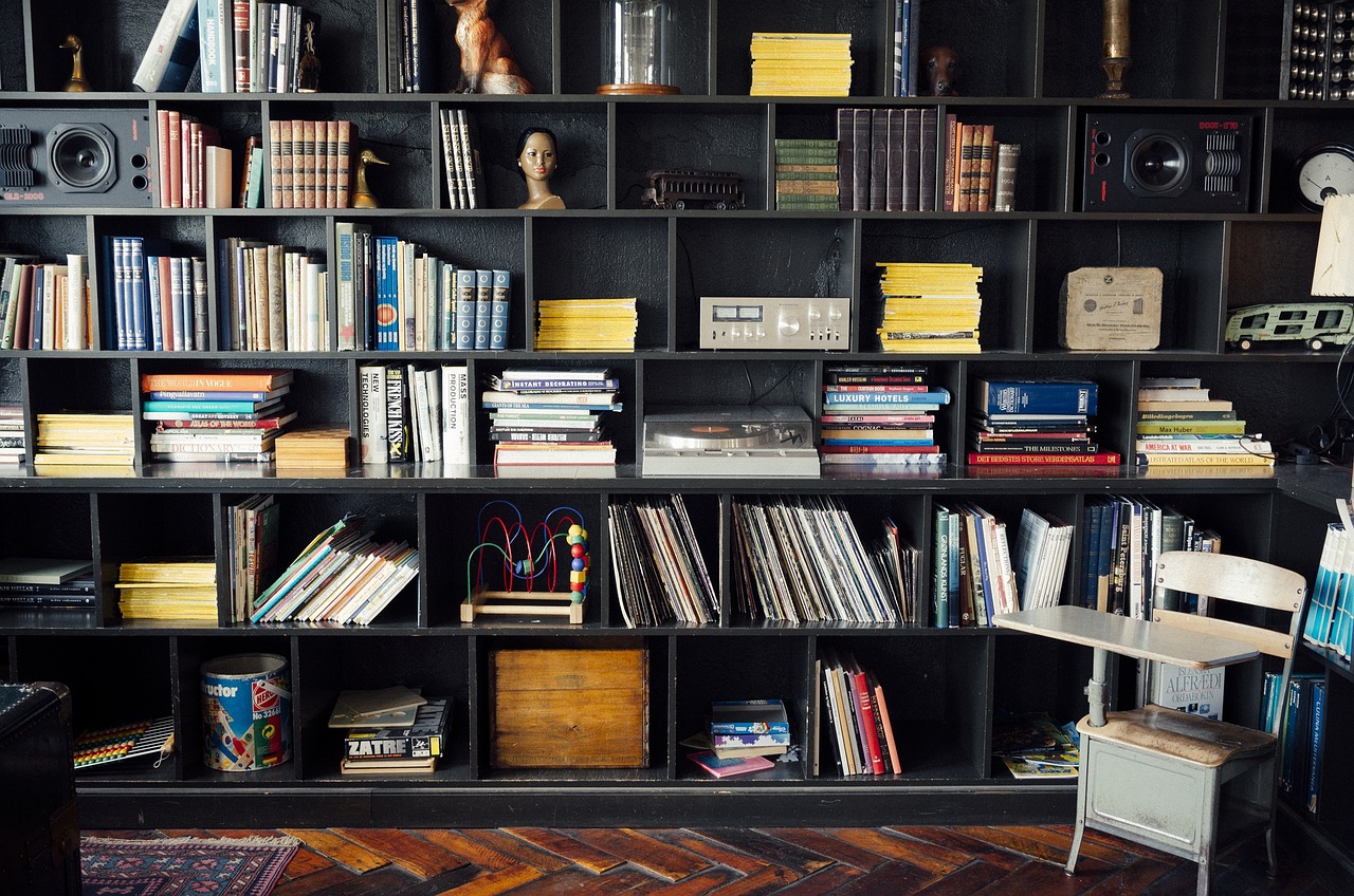 Stijlvolle thuisbibliotheek met minimalistische inrichting