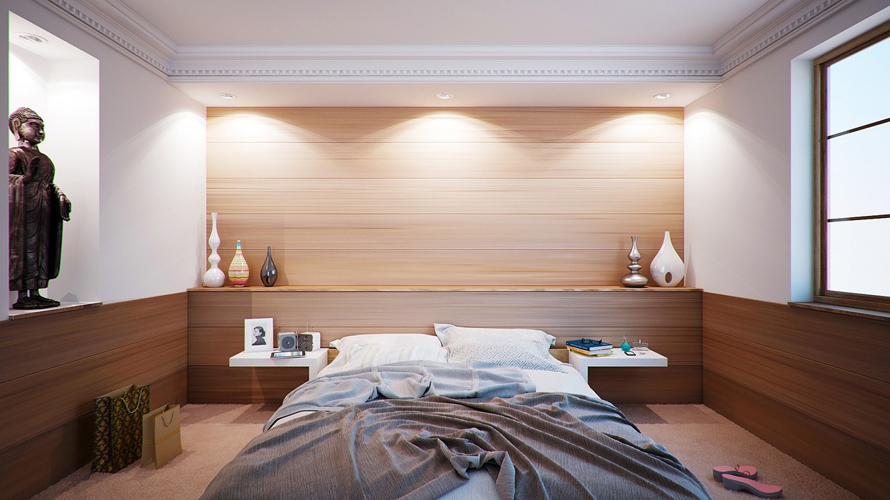 Luxe slaapkamer, greige muur en dusty pink details.