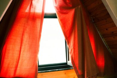 Oranje gordijnen voor een zomerse sfeer: inspiratie en tips