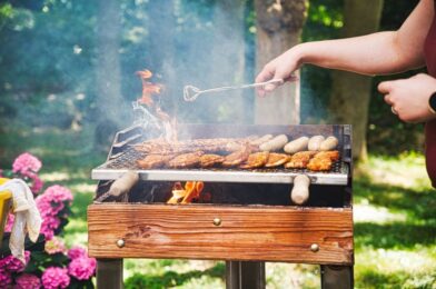 Zomerse BBQ-ideeën met cortenstalen accenten voor in de tuin