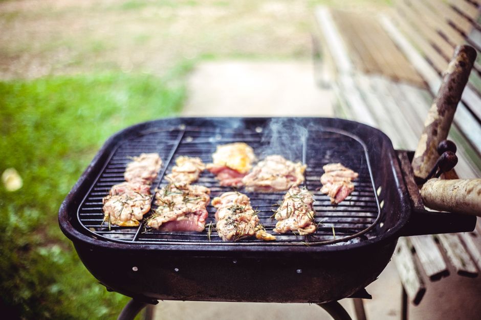 Elegante tuinsetting met cortenstaal tijdens BBQ. Elegante tuinsetting met cortenstaal tijdens BBQ.