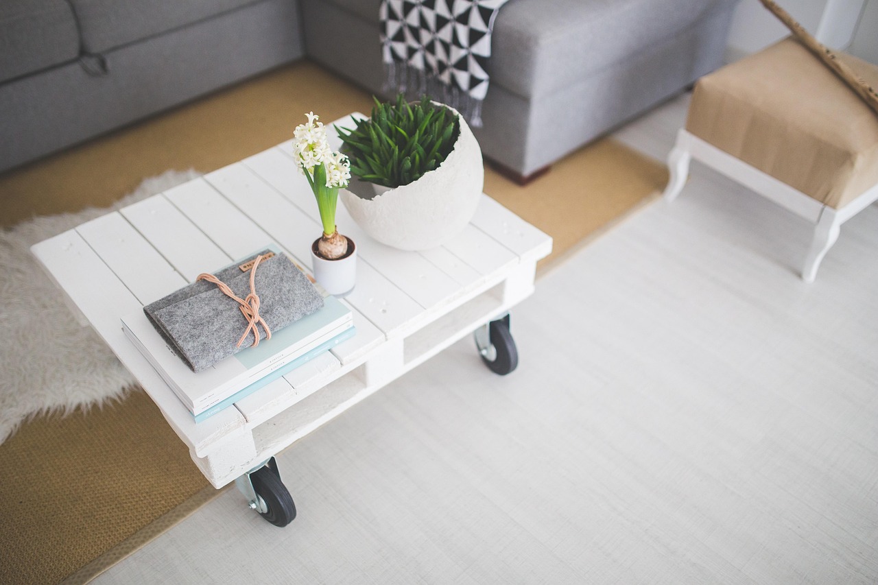 Kleine keuken met Scandinavische houtaccenten en planten. Kleine keuken met Scandinavische houtaccenten en planten.