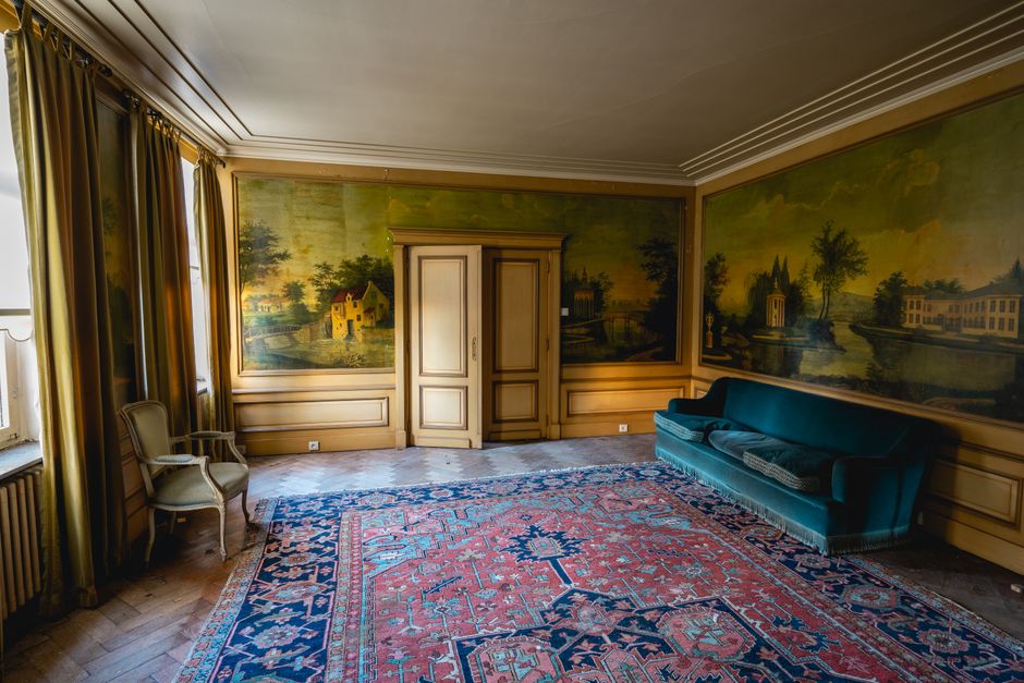 Lichte woonkamer met houten meubelen en decoratie. Lichte woonkamer met houten meubelen en decoratie.