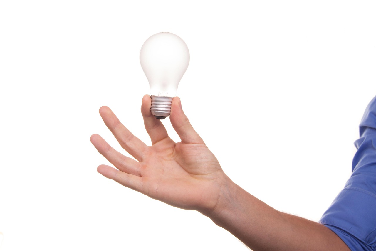 Gezellige woonkamer met kaarsen en lampen Gezellige woonkamer met kaarsen en lampen