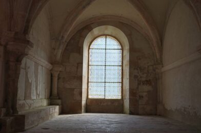 Glas-in-loodinspiratie voor badkamers: charme en privacy verenigd