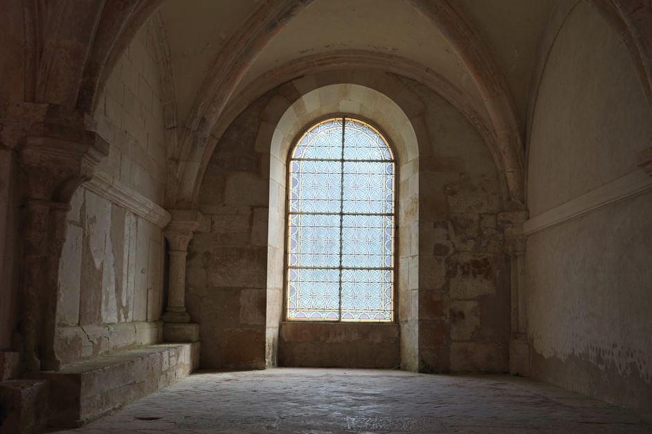 Badkamer met kleurrijk glas-in-loodraamontwerp.