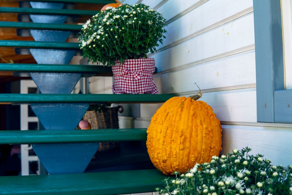 Warme herfstkleuren versieren trappenhuis met kaarsen. Warme herfstkleuren versieren trappenhuis met kaarsen.