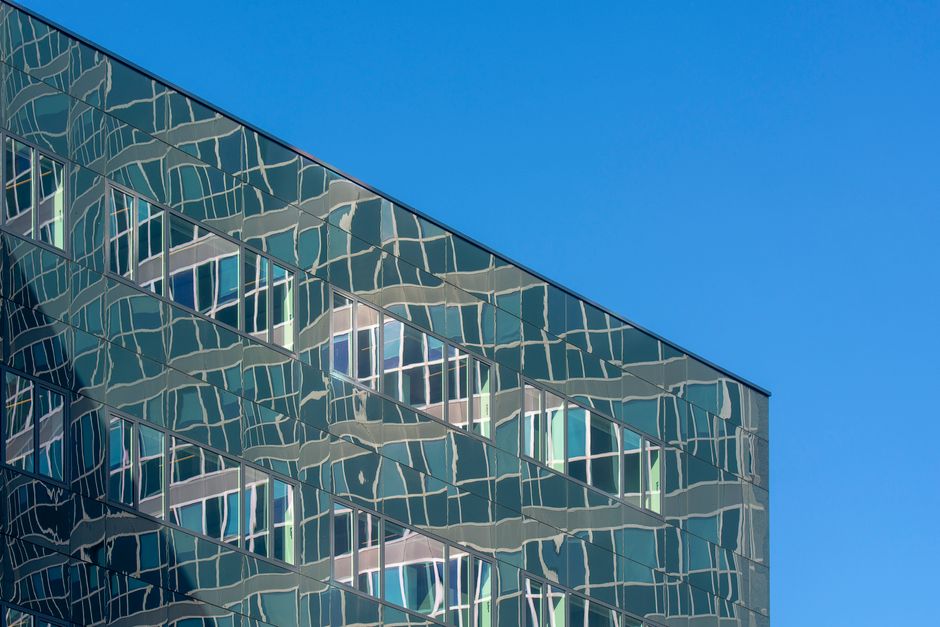 Moderne raamfolie op glazen kantoorgebouw. Moderne raamfolie op glazen kantoorgebouw.