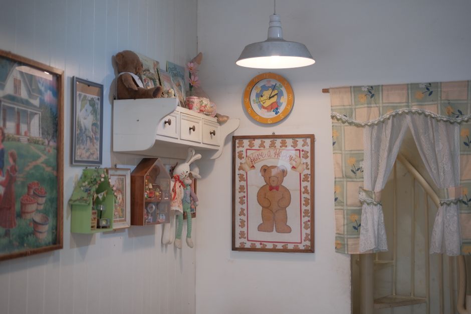 Een kleurrijke kinderkamer met speelse muurkunst. Een kleurrijke kinderkamer met speelse muurkunst.