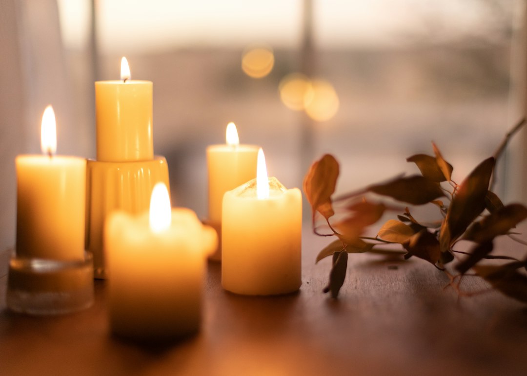 Geurkaarsen in warme herfstkleuren op houten tafel. Geurkaarsen in warme herfstkleuren op houten tafel.