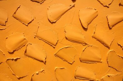 Herfstige terracotta en okergele wanddecoratie ideeën