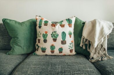 Kindvriendelijke kussens met jungle-thema voor speelse herfstdagen