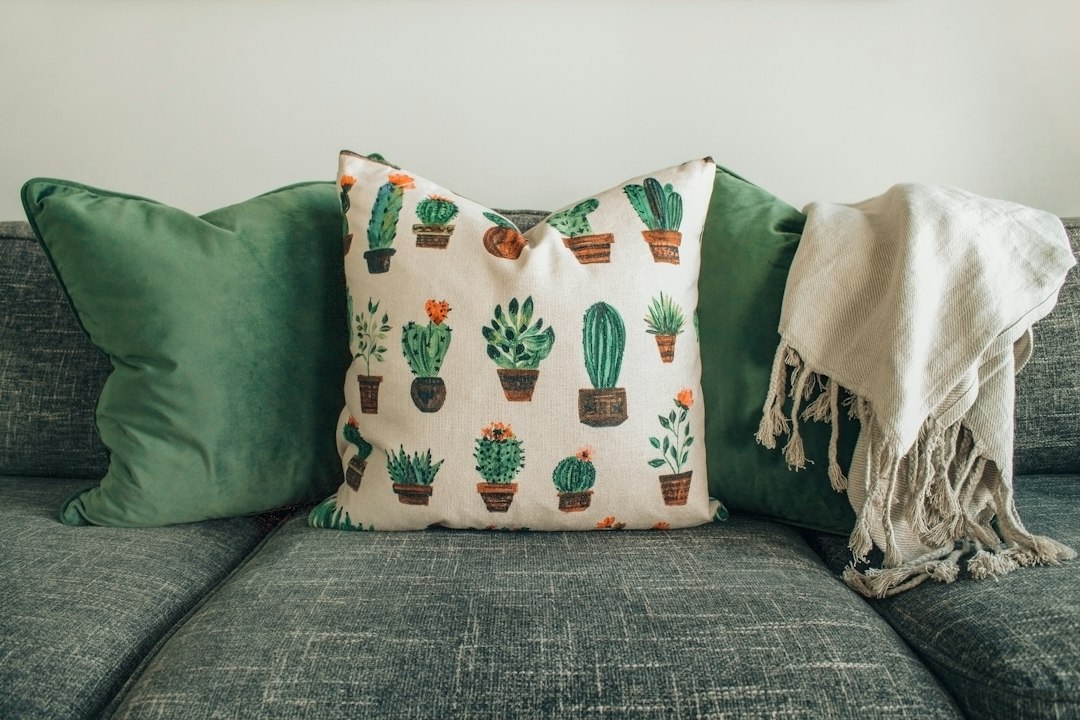 Kindvriendelijke kussens met olifantenprint en herfstbladeren. Kindvriendelijke kussens met olifantenprint en herfstbladeren.